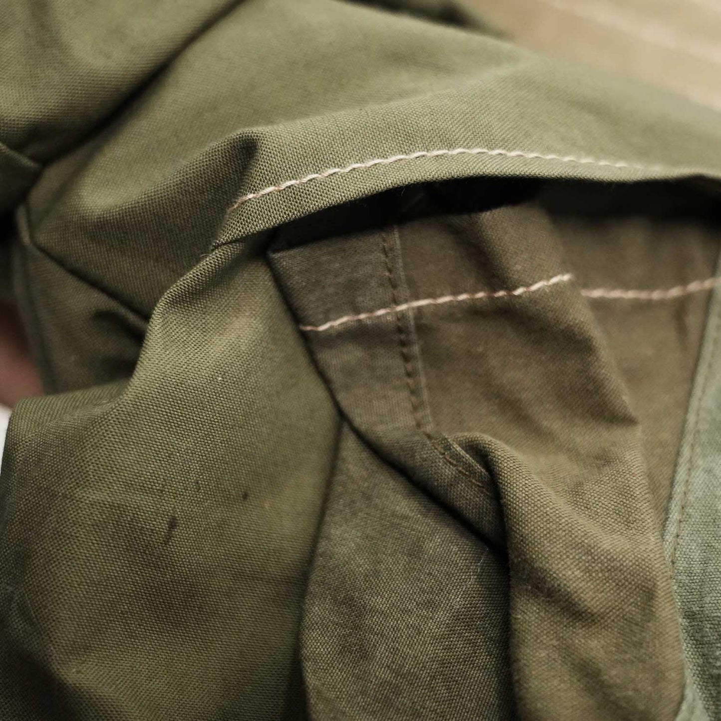 1950年代 50's アメリカ軍 USアーミーのスリーピングバッグ生地 リメイクショルダーバッグ Lサイズ【T.K GARMENT SUPPLY】