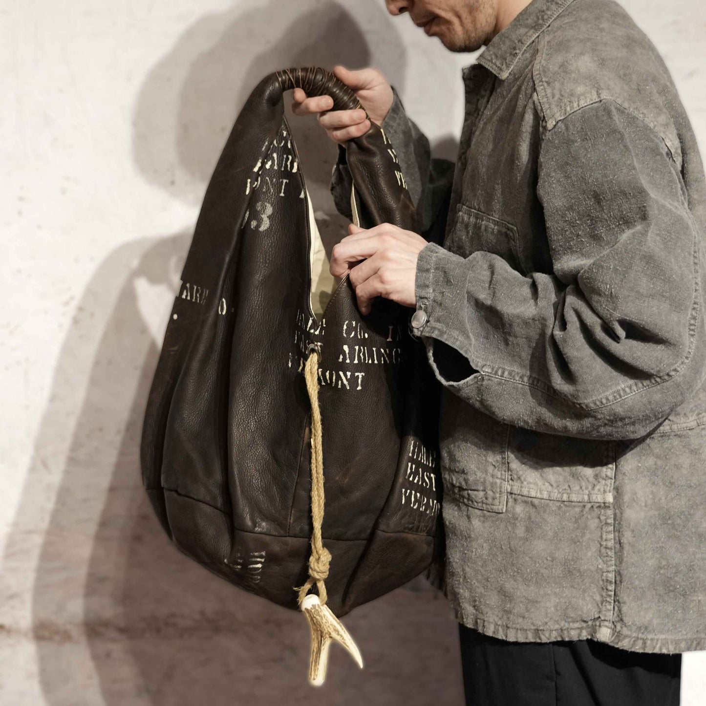 ショルダーバッグ(ビンテージレザー(鹿皮)リメイク)|T.K GARMENT SUPPLY|リメイク・リサイクル・ナチュラルをメインコンセプトとして掲げたブランド サイズ感