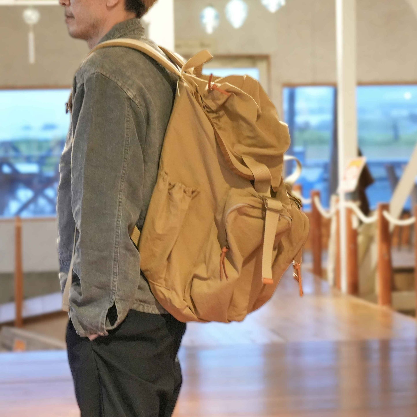 BIG Backpack横からのイメージ(フランス軍ビンテージテントリメイク)T.K GARMENT SUPPLY|リメイク・リサイクル・ナチュラルをメインコンセプトとして掲げたブランド