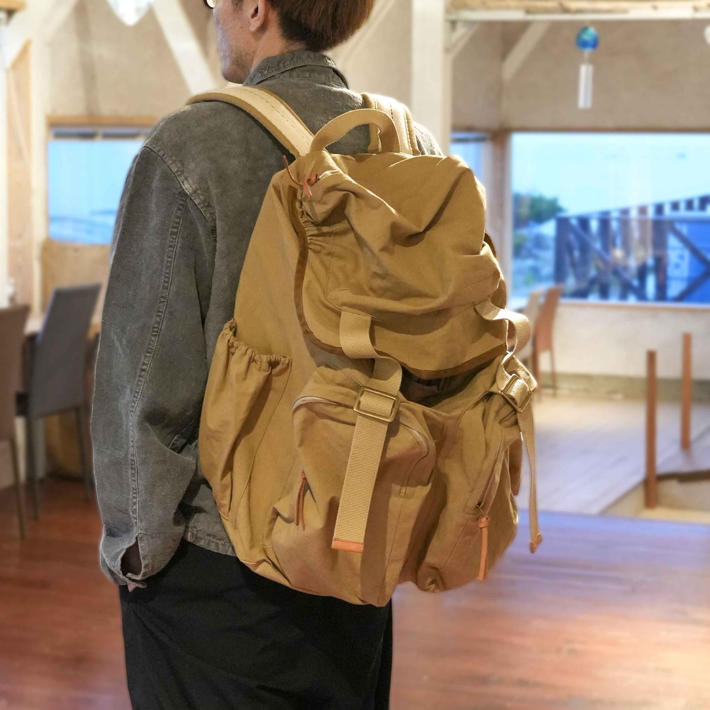BIG Backpack担いだイメージ(フランス軍ビンテージテントリメイク)T.K GARMENT SUPPLY|リメイク・リサイクル・ナチュラルをメインコンセプトとして掲げたブランド