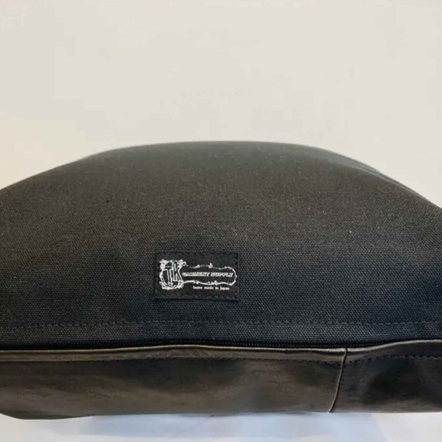 商品管理 TK-Leather クッション(TKR-CS-LPTW65)(馬革&牛革パッチワーク65cm角ヴィンテージクッション)|T.K GARMENT SUPPLY|リメイク・リサイクル・ナチュラルをメインコンセプトとして掲げたブランド 継ぎ目も丁寧に縫製しています