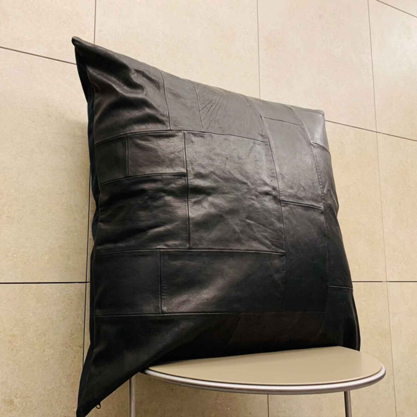TK-Leather クッション(TKR-CS-LPTW90)(馬革&牛革パッチワーク95cm角ヴィンテージクッション)|T.K GARMENT SUPPLY|リメイク・リサイクル・ナチュラルをメインコンセプトとして掲げたブランド 部屋に一つあるだけで